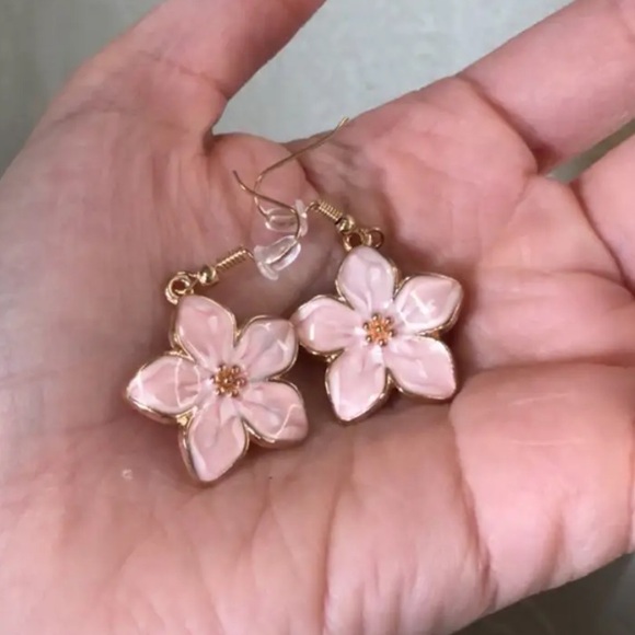 🌸Pink Enamel Flower Earrings - Picture 7 of 9